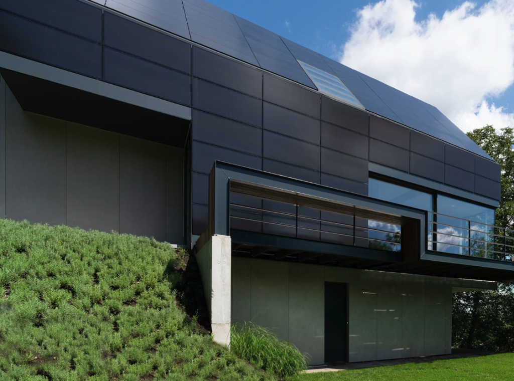 בנייה מודרנית וירוקה משולבת גגות וחיפוי קירות סולארי