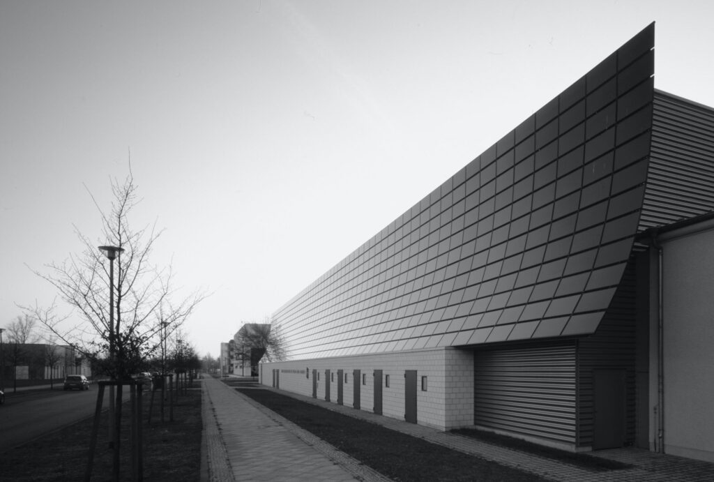 חיפוי קירות מבנה עם פאנל סולארי