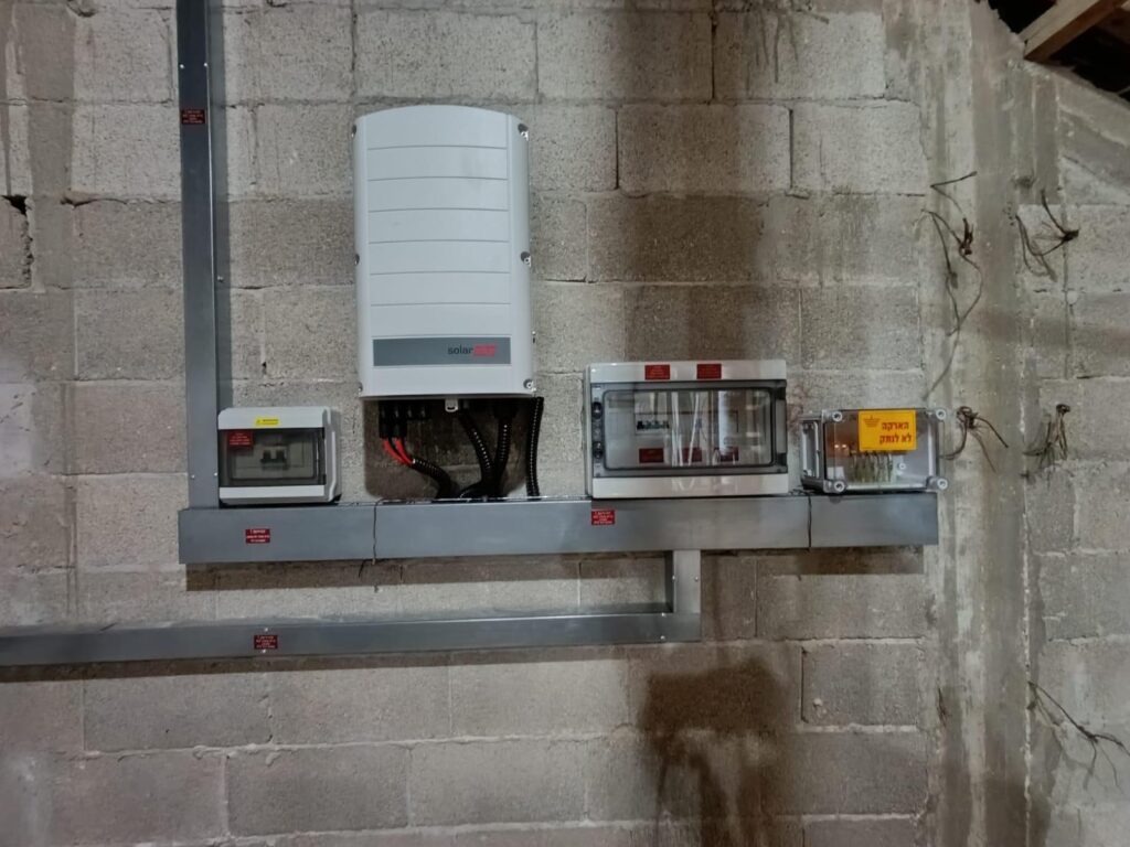 מערכת סולארית ביתית עם הפאנל הטוב בעולם AIKO 650w 4 התקנת ממיר סולאראדג׳ 25kW מכוייל ל 15kw לתמיכה בהספק פאנלים מוגדל