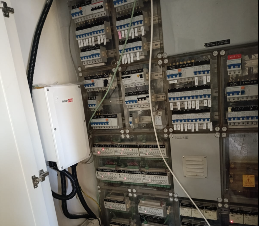 ממשק גיבוי ביתי תלת-פאזי = SolarEdge Backup Interface (BUI) 