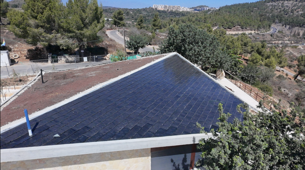 תצלום רחפן גג רעפים סולארי יער סטף