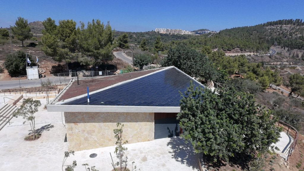 פרויקט סולארי אדריכלי BIPV, גג רעפים סולאריים  