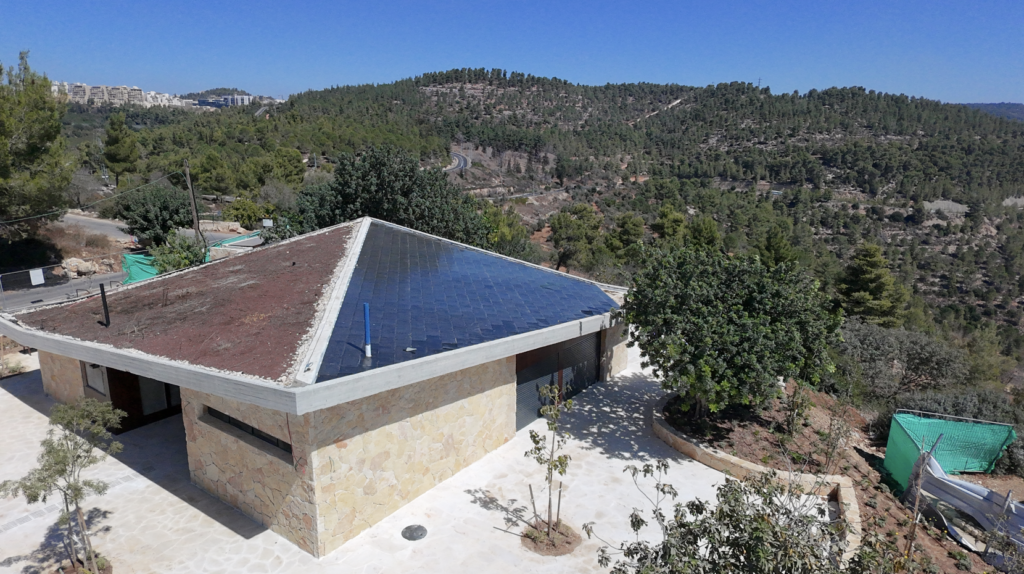 תצלום רחפן גג רעפים סולארי פרויקט קרן קיימת לישראל