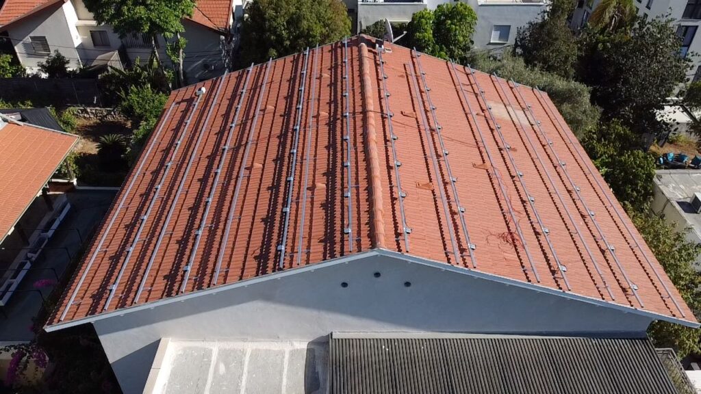 התקנת קונסטרוקציה אלומיניום יעודית לגג רעפים לאחר שהותקנו רעפי האוורור