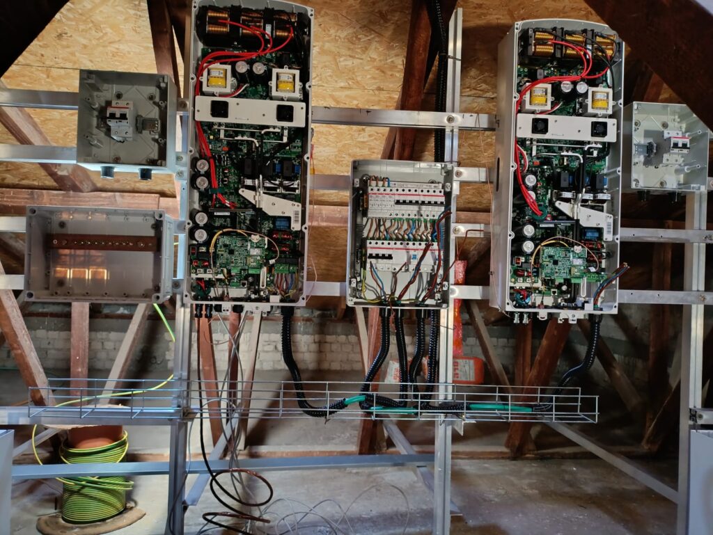 עבודות התקנת מערכת ממירים היברידים ולוחות חשמל מתאימים 