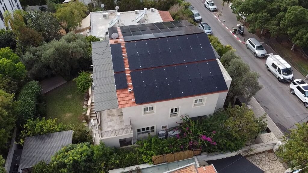 חיפוי גג סולארי מלא, למעט צלחת לווין, נקודת גישה לעלייה לגג, וסולם אלומיניום לשירות בטיחותי