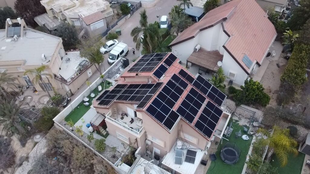 מערכת סולארית ביתית עם הפאנל הטוב בעולם AIKO 650w 2 גג סולארי באר שבע, מערכת AIKO 650w עם סולאראדג׳