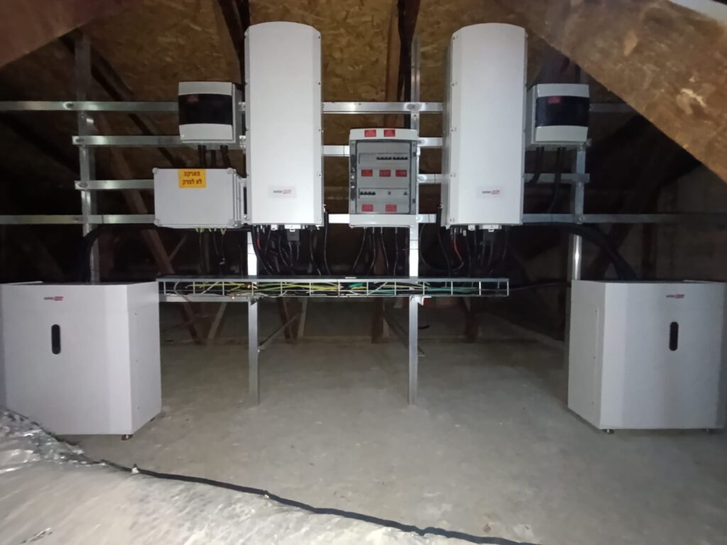 קיר ממירים מושלם עם שני ממירים היברידים 7kw+8kw, מפסק ניתוק לפני כל ממיר, ולוח AC לזוג ממירים מבית תדיראן, כולל שני מגדלי אגירה כל אחד עם סוללה בודדת, תומך בעד 10 סוללות.
