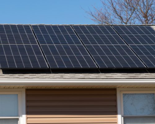 סולארי ALL Black על גג רעפים 500 התקנת סולארי על גג רעפים עם פאנל ALL Black תאים ומסגרת בצבע שחור